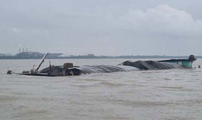 Πλοίο μεταφοράς κοντέινερ συγκρούστηκε με φορτηγίδα και την βούλιαξε (Βίντεο+Φωτο)