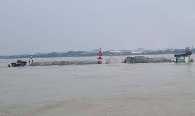 Πλοίο μεταφοράς κοντέινερ συγκρούστηκε με φορτηγίδα και την βούλιαξε (Βίντεο+Φωτο)