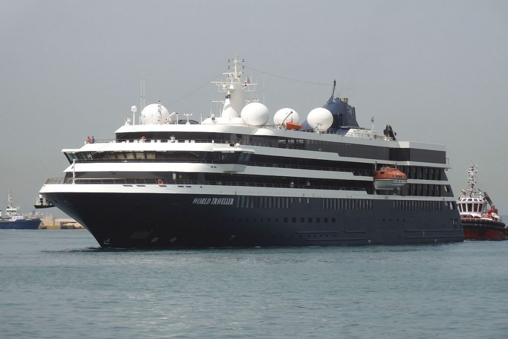 Παρθενική άφιξη για το κρουαζιερόπλοιο World Traveller στον Πειραιά (video)