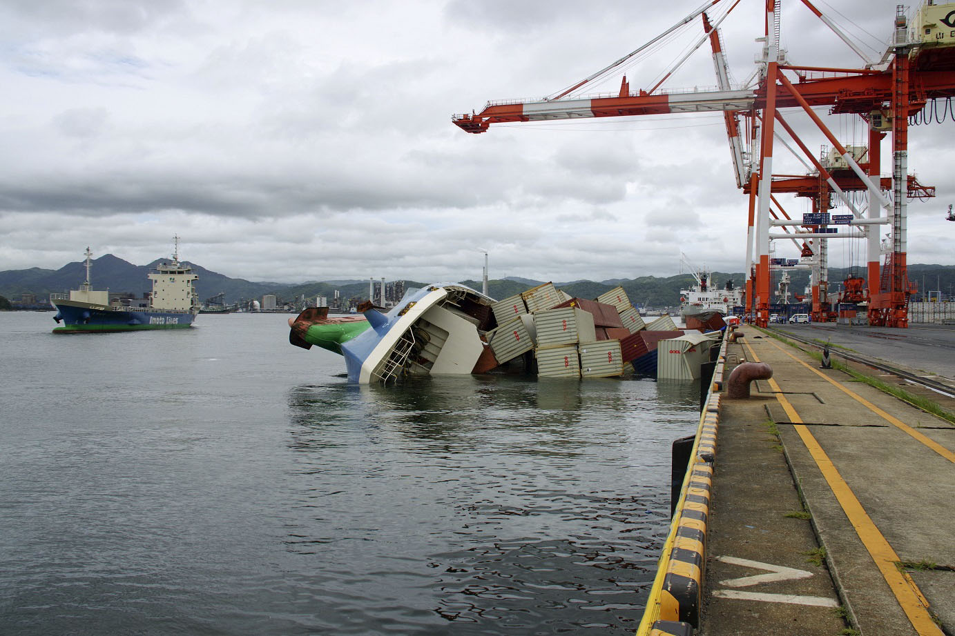 Βίντεο: Ιαπωνικό πλοίο μεταφοράς κοντέινερ ανατράπηκε στην προβλήτα!