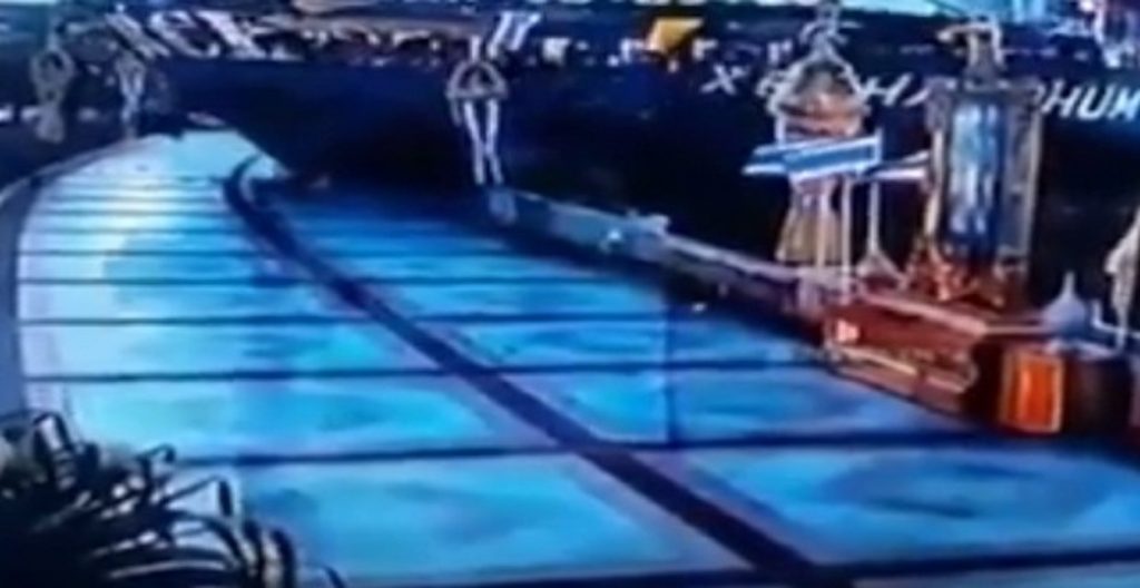 Φορτηγό πλοίο πήρε σβάρνα προβλήτα στην Μπανγκόκ (Video)
