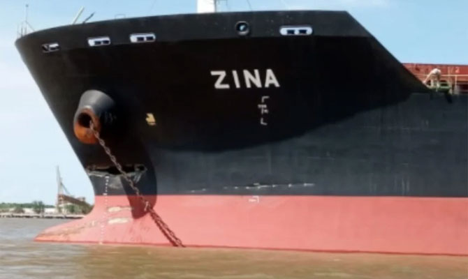 Φορτηγό πλοίο προσέκρουσε σε γέφυρα (φωτογραφίες)