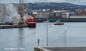 Πυρκαγιά σε φορτηγό πλοίο στη Λα Κορούνια στην Ισπανία Πυρκαγιά σε φορτηγό πλοίο στη Λα Κορούνια στην Ισπανία