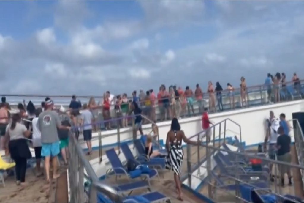 Γυναίκα πήδηξε από το 10ο κατάστρωμα κρουαζιερόπλοιου στη θάλασσα! (ΒΙΝΤΕΟ)