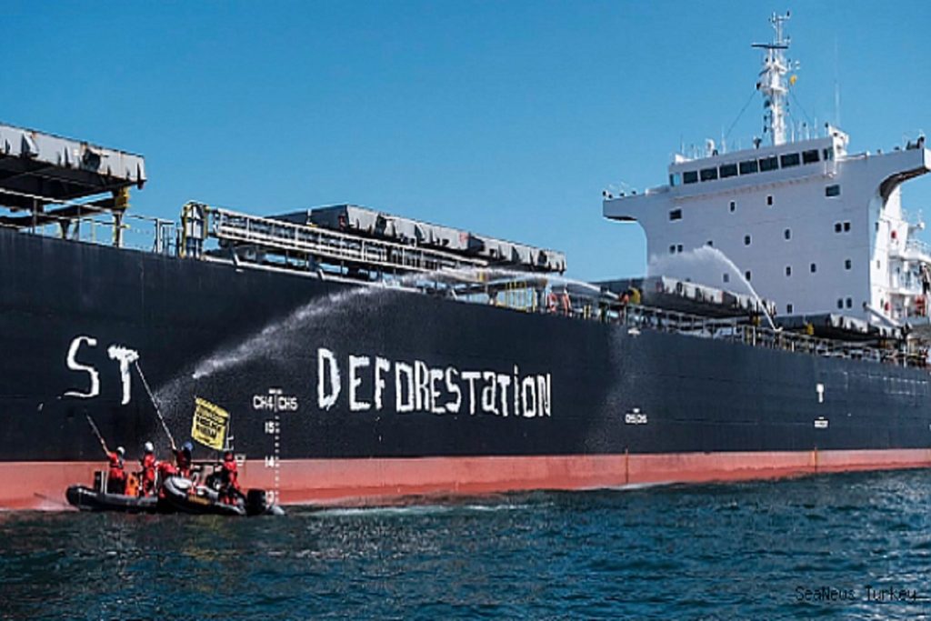 Ακτιβιστές της Greenpeace σταμάτησαν και εμπόδισαν φορτηγό πλοίο στη Γαλλία