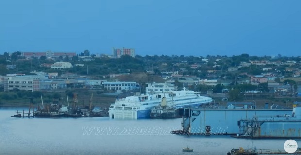 ΒΙΝΤΕΟ: Σαπίζει βυθιζόμενο στην Αουγκούστα της Ιταλίας το «Αίολος Κεντέρης»!