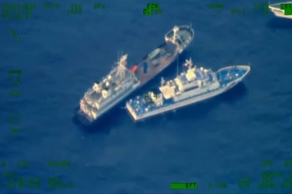 Σκάφος της κινεζικής ακτοφυλακής συγκρούστηκε με πλοίο εφοδιασμού των Φιλιππίνων! (video)