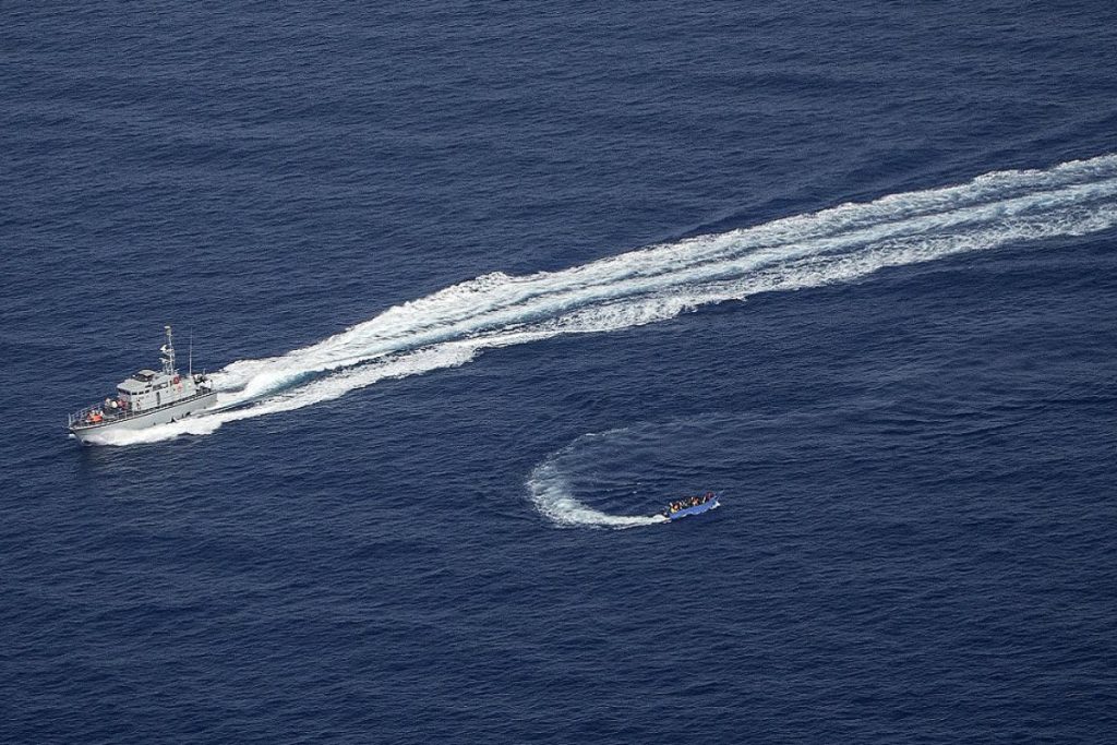 ΒΙΝΤΕΟ: Η ακτοφυλακή της Λιβύης άνοιξε πυρ σε σκάφος με μετανάστες
