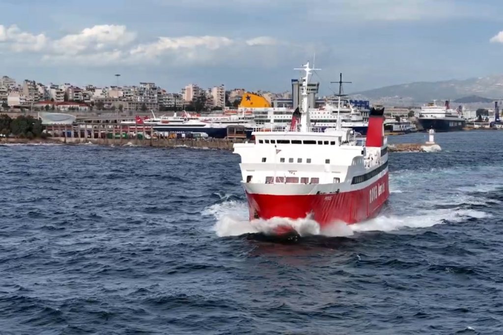 Εντυπωσιακό βίντεο από drone με την αναχώρηση του Φοίβου από τον Πειραιά με δυνατό νοτιά 6 μποφόρ !