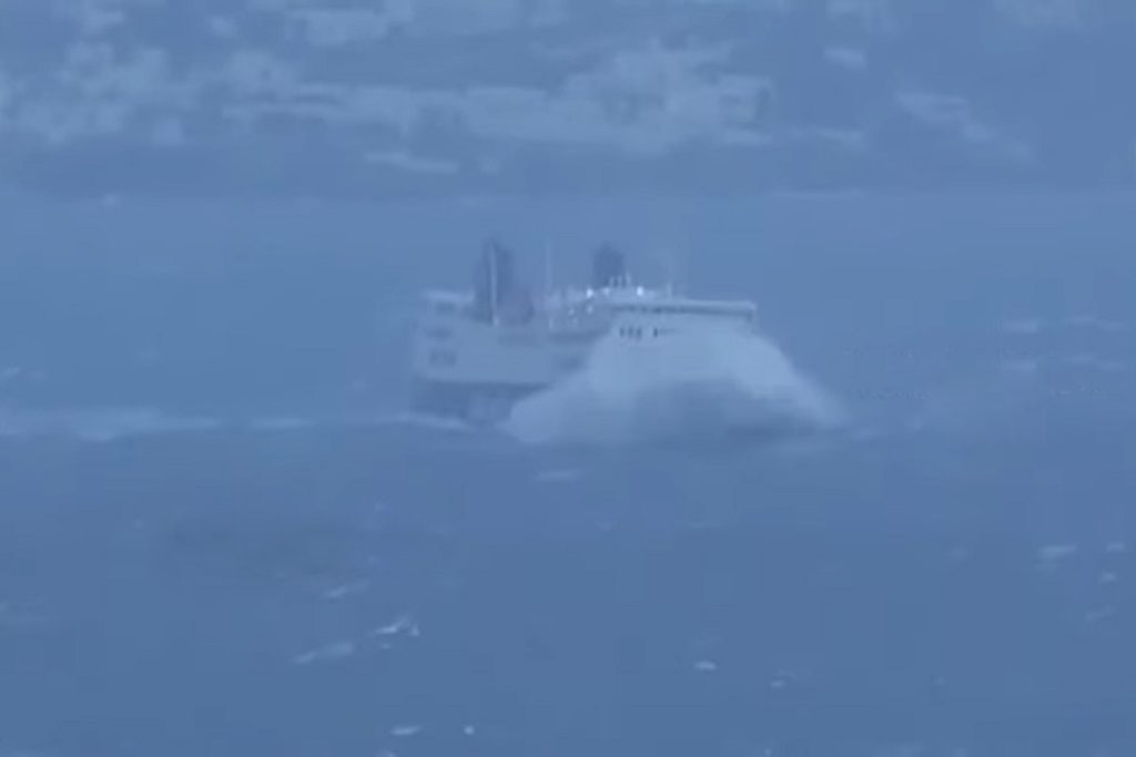 Μάχη με την σφοδρή κακοκαιρία έδωσε το Andros Queen στην Τήνο (video)