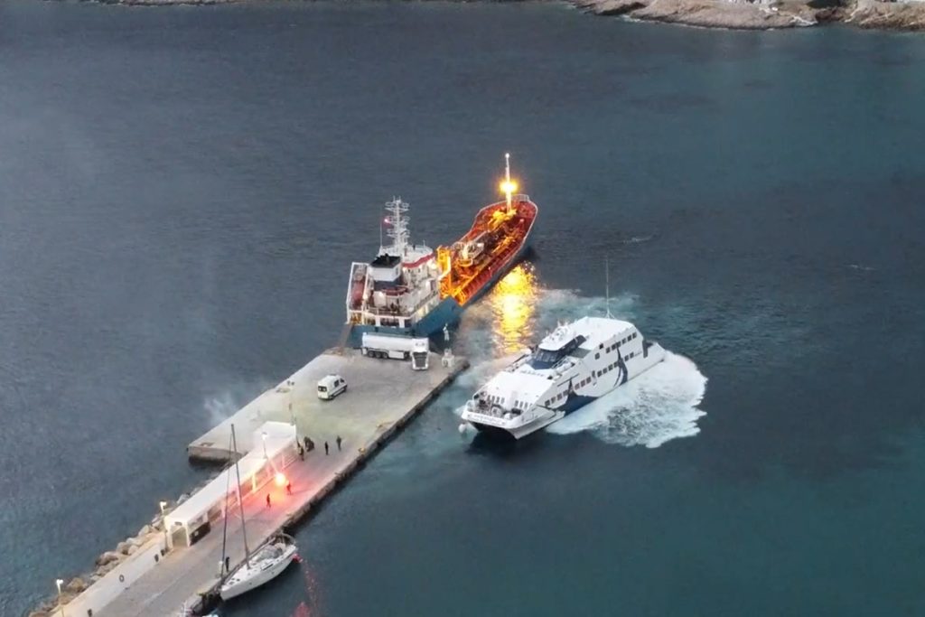 Με καπνογόνα ο αποχαιρετισμός του SeaJet 2 στο λιμάνι της Σίφνου (Βίντεο)