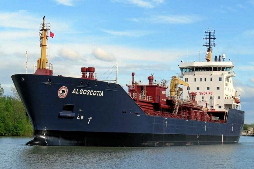 Τάνκερ έπαθε βλάβη και βρίσκεται κολλημένο στο λιμάνι προκαλώντας την οργή των ντόπιων