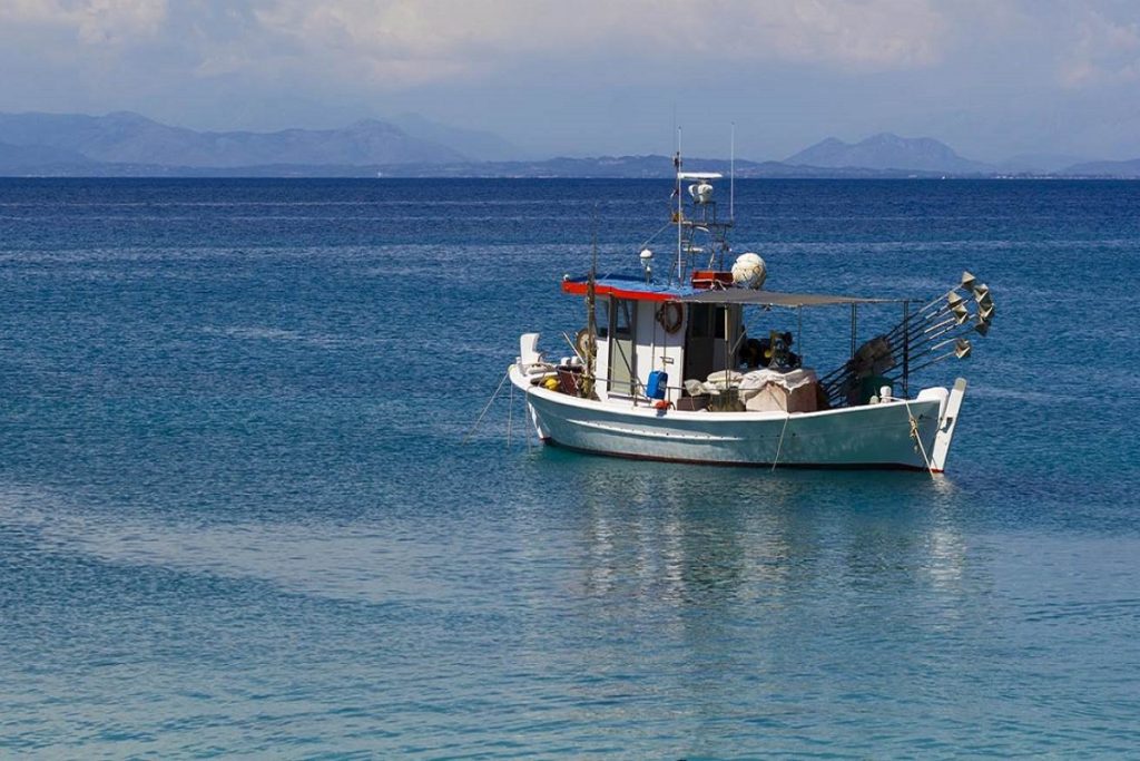 Απαγορεύσεις αλιείας και αγκυροβολίας σε θαλάσσιες περιοχές του Πειραιά