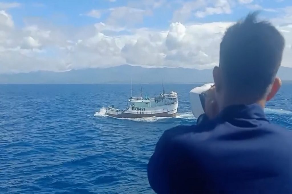 Αλιευτικό σκάφος που συγκρούστηκε με φορτηγό πλοίο διένυσε 80 μίλια χωρίς την πλώρη του! (Video)