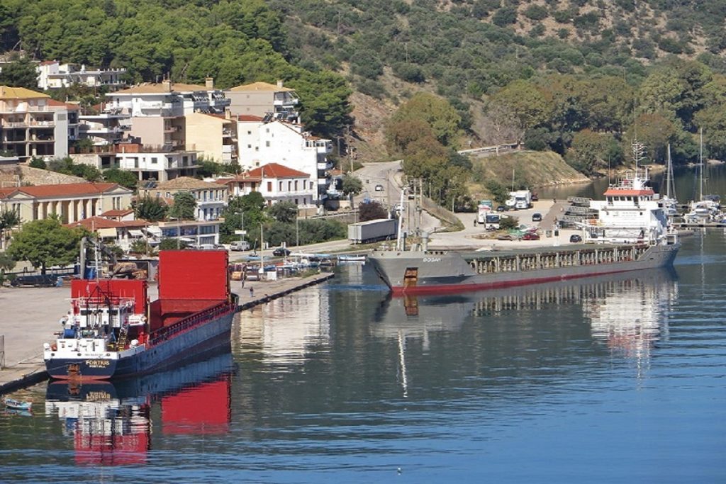 Πρόσκρουση φορτηγών πλοίων στο λιμάνι της Αμφιλοχίας
