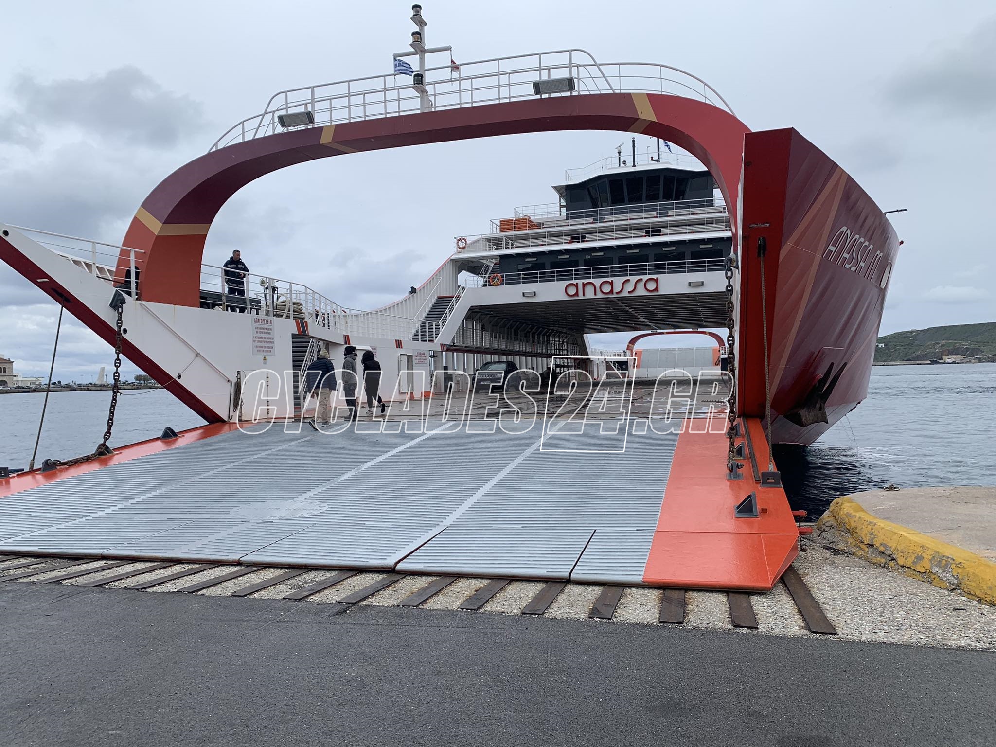 Στη Σύρο το Annasa M – Το πλοίο που κέντρισε τα βλέμματα στο λιμάνι της Ερμούπολης!