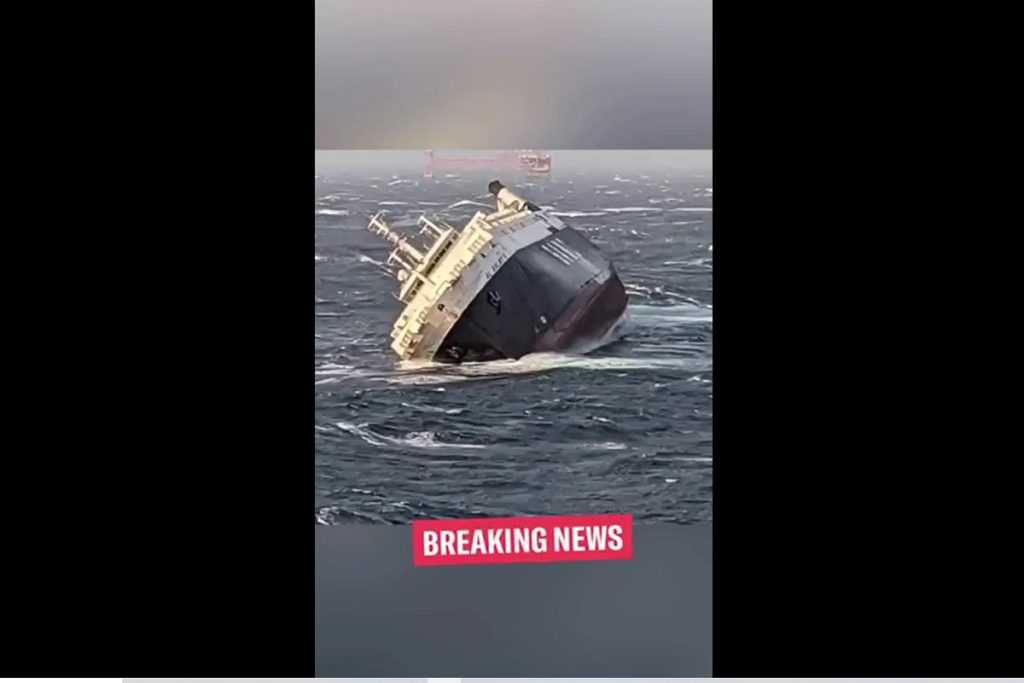 Πλοίο μεταφοράς οχημάτων ανατράπηκε και βυθίστηκε στον Περσικό κόλπο (ΒΙΝΤΕΟ)