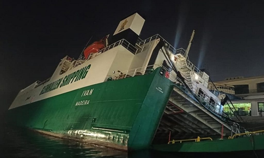 ΒΙΝΤΕΟ: Πλοίο Ro-Ro ανατράπηκε σε λιμάνι της Αλγερίας