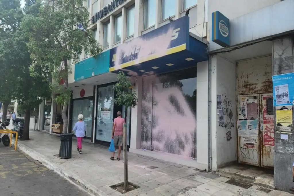 Στο επίκεντρο της οργής των Χανιωτών τα γραφεία της ΑΝΕΚ- Έριξαν μπογιά σε ολόκληρο το κατάστημα