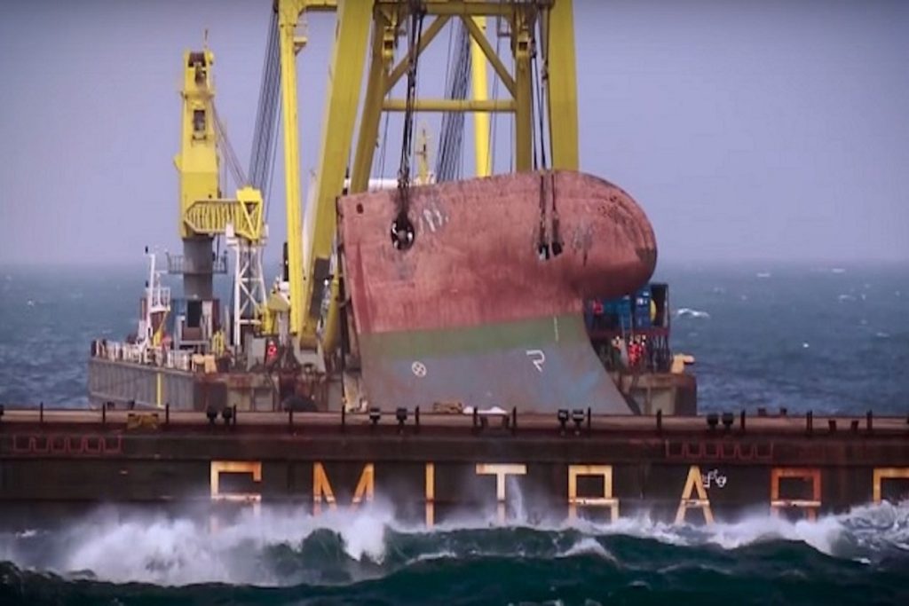 ΒΙΝΤΕΟ: Η γιγαντιαία επιχείρηση ανέλκυσης φορτηγού πλοίου από τον βυθό!