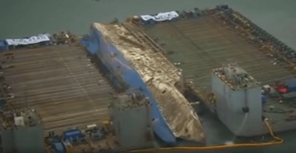 Βίντεο με την ανέλκυση του τραγικού πλοίου Sewol που στοίχησε την ζωή σε περισσότερους από 300 ανθρώπους