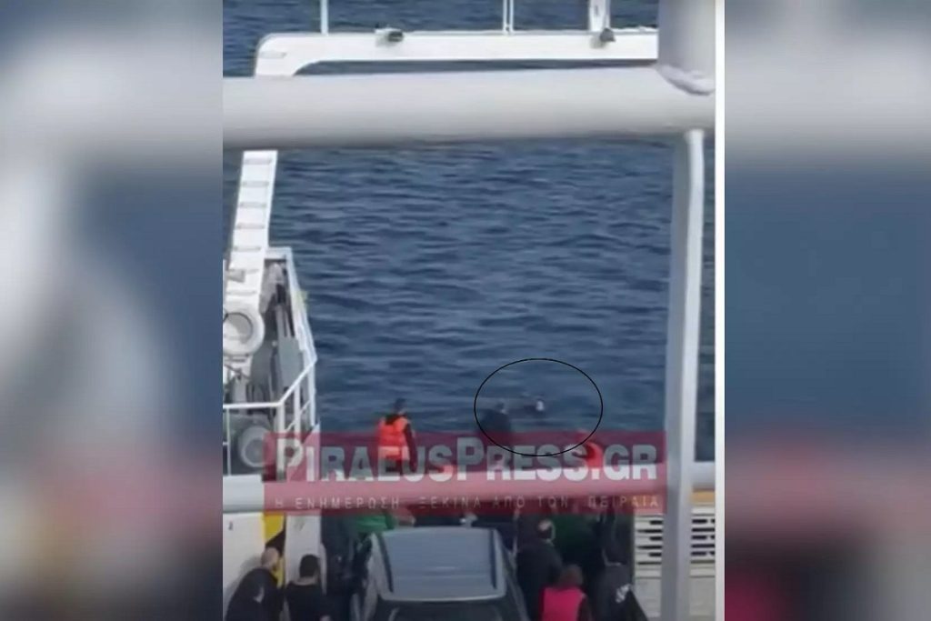 Άνθρωπος βρέθηκε στη θάλασσα στο στενό Πέραμα – Σαλαμίνα (video)