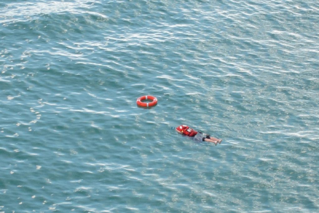 Διάσωση ενός άντρα που έπεσε στη θάλασσα από κρουαζιερόπλοιο- Γλίτωσε την τελευταία στιγμή (ΒΙΝΤΕΟ)