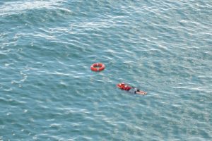 anthrwpos-sth-thalassa