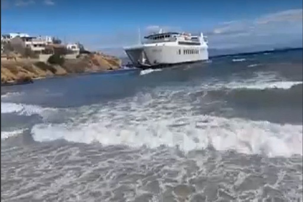 Οι δεξιότητες του πλοιάρχου του «Αντιγόνη» στο λιμάνι της Σουβάλας στην Αίγινα απέτρεψαν τα χειρότερα (video)