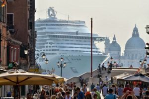 apeiloun-me-exafanish-ti-benetia-ta-krouazieroploia