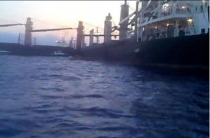 apokollhthikan-ta-duo-emporika-ploia-stin-andro