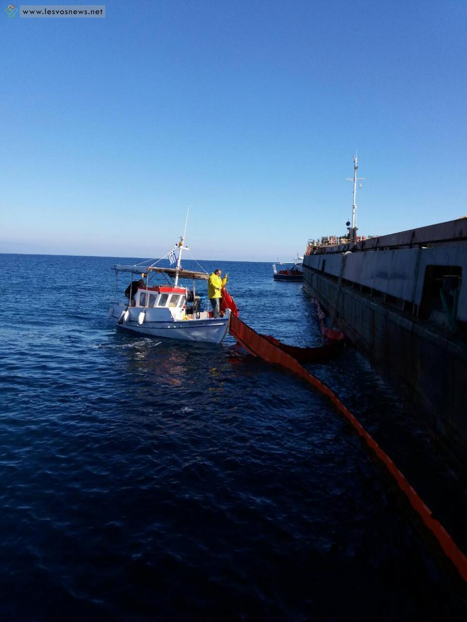 Αποκολλήθηκε το φορτηγό πλοίο που προσάραξε στην Λέσβο [pics]