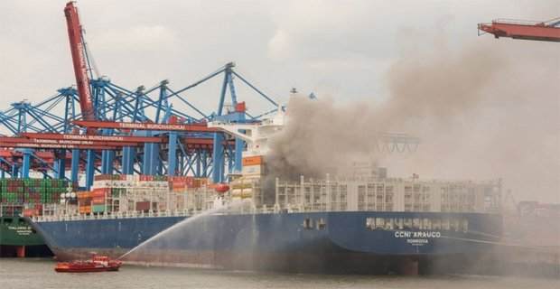 Containership στις φλόγες στο λιμάνι του Αμβούργου arauco_hamburg