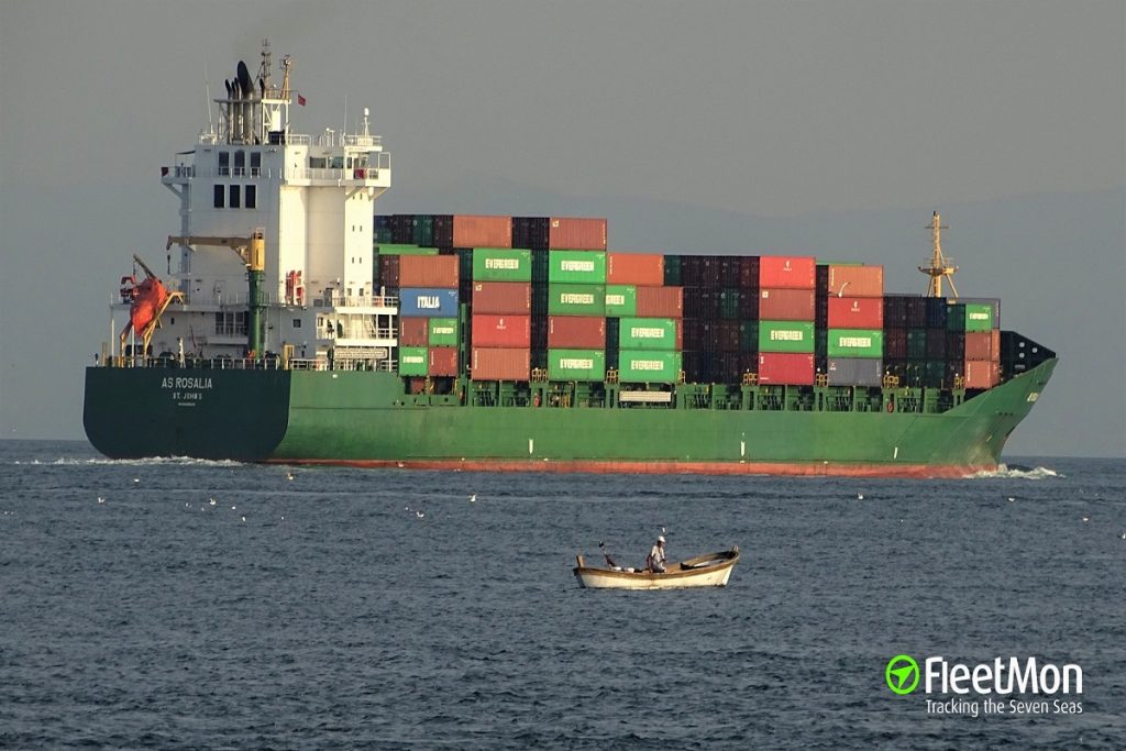 Πλοίο κοντέινερ υπέστη μηχανική βλάβη και ρυμουλκήθηκε στον Πειραιά