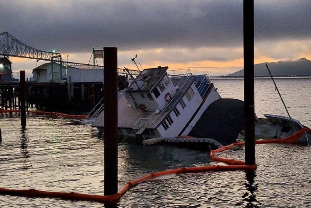 Ιστορικό ferry 100 ετών βυθίστηκε στην Αστόρια -Σπάνιες φωτογραφίες από το εσωτερικό του πλοίου