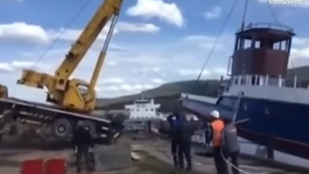 Βίντεο: Καταστροφική επιχείρηση ανύψωσης μεγάλου σκάφους από γερανό!