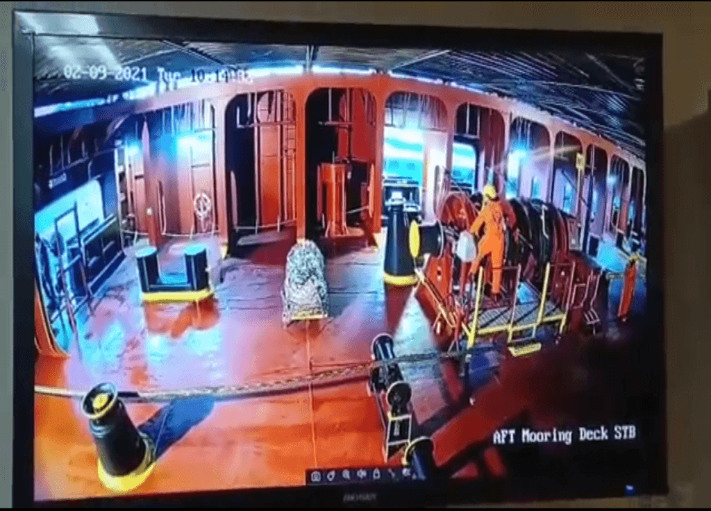 ΒΙΝΤΕΟ: Σοκαριστικό ατύχημα με κάβο που χτύπησε μέλος του πληρώματος - Σκληρές εικόνες