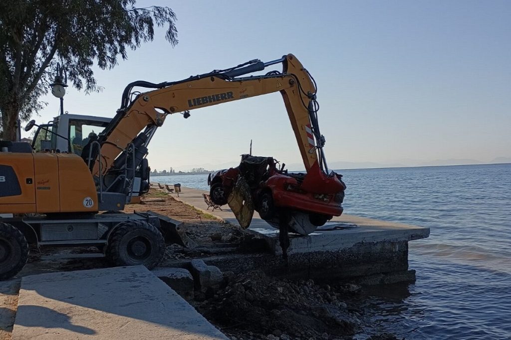Ανέλκυση αυτοκινήτων με δαπάνες του ΟΛΒ από τον θαλάσσιο χώρο της Αγριάς