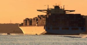 auximenoi_oi_kindunoi_gia_ton_klado_ton_container_