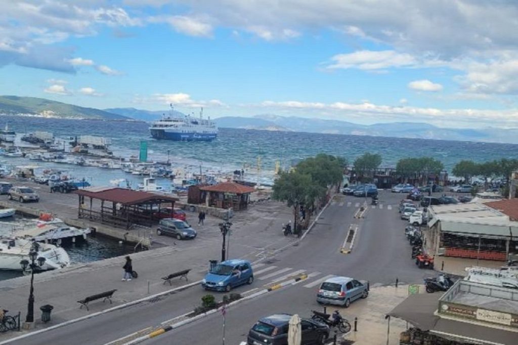 Μάχη των πλοίων για να δέσουν στο λιμάνι της Αίγινας (video)