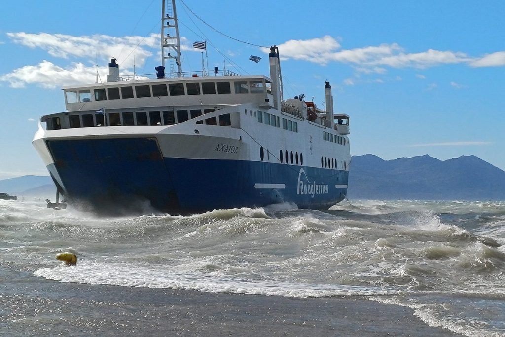 Αίγινα: Ηρωϊκές προσπάθειες από τον καπετάνιο και το πλήρωμα του «ΑΧΑΙΟΥ» να δέσουν μέσα στην αντάρα της θάλασσας (photos)