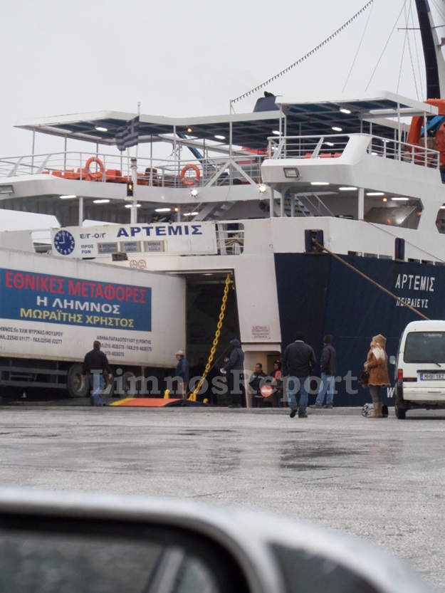 Φορτηγό φράκαρε και δεν μπορούσαν να βγούνε από το ΑΡΤΕΜΙΣ στο λιμάνι της Μύρινας! [Φωτο]
