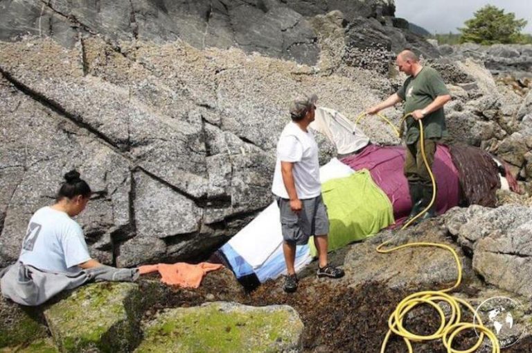 Φάλαινα παγιδευμένη ανάμεσα στα βράχια έκλαιγε μέχρι που ήρθαν να τη βοηθήσουν οι διασώστες (video)