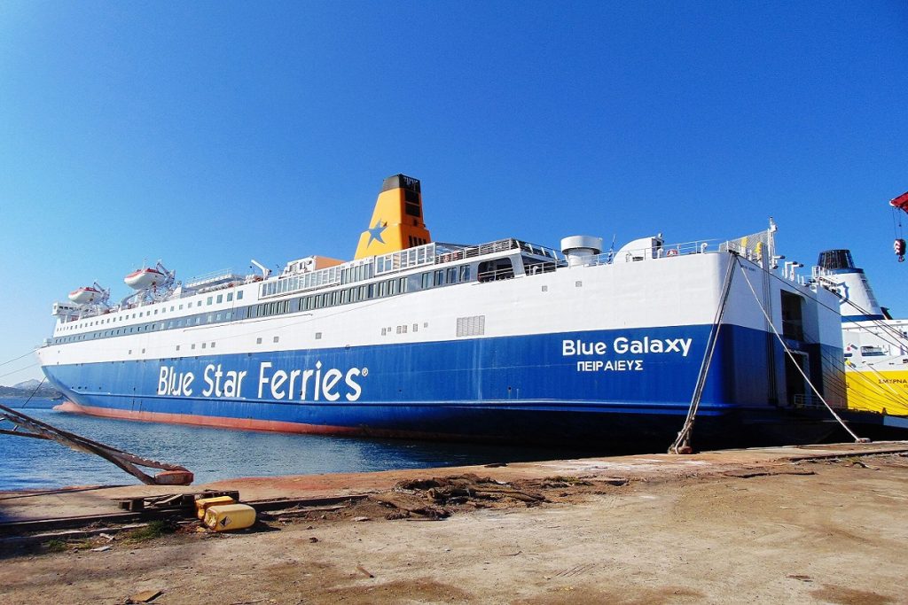 Έγκαιρη επέμβαση του πληρώματος του Blue Galaxy σε φορτηγό που έβγαζε καπνούς στο γκαράζ του πλοίου