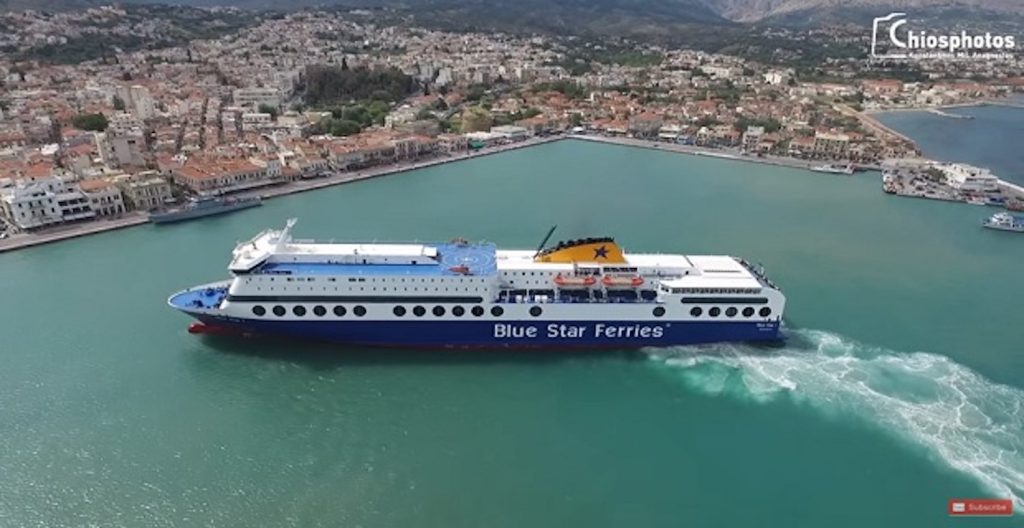 Μανουβράροντας με το Blue Star 1 στο λιμάνι της Χίου (Video)