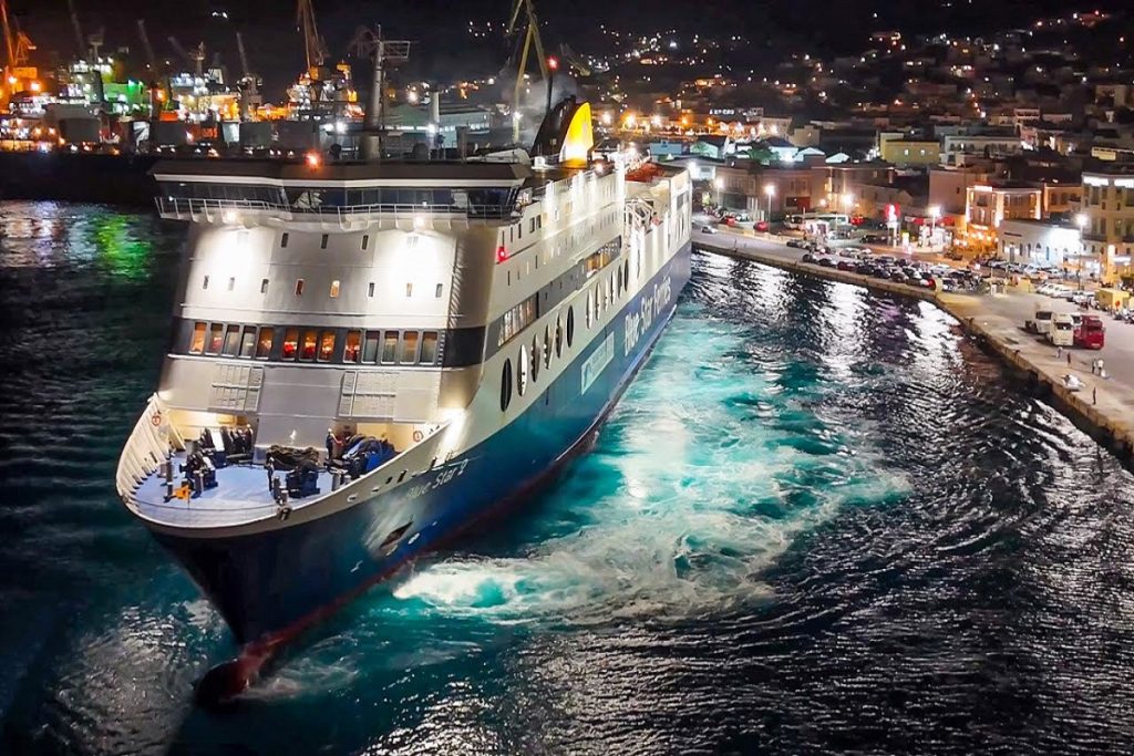 Όταν το Blue Star 2 των 176 μέτρων δένει θεαματικά στην επιβλητική Ερμούπολη της Σύρου! (video)