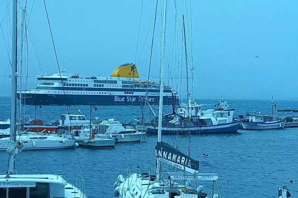 Μάχη με το «σορόκο» για να δέσει το Blue Star Delos στο λιμάνι της Νάξου – Δύο ώρες προσπαθούσε ο καπετάνιος! (video)