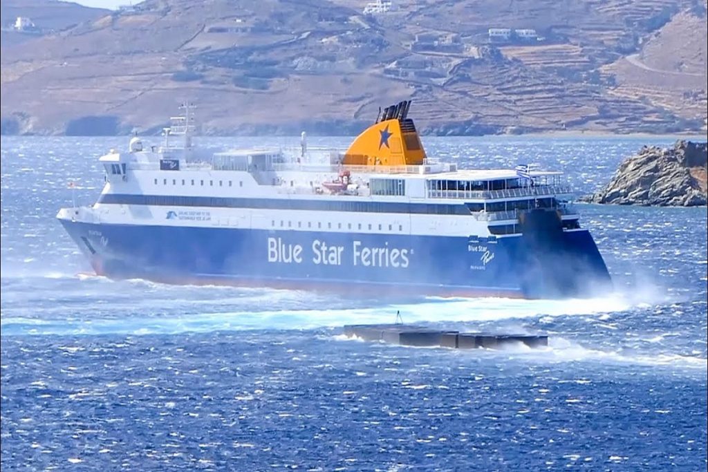 Η εντυπωσιακή μανούβρα του καπετάνιου του Blue Star Paros με ριπές ανέμων 8 μποφόρ (video)