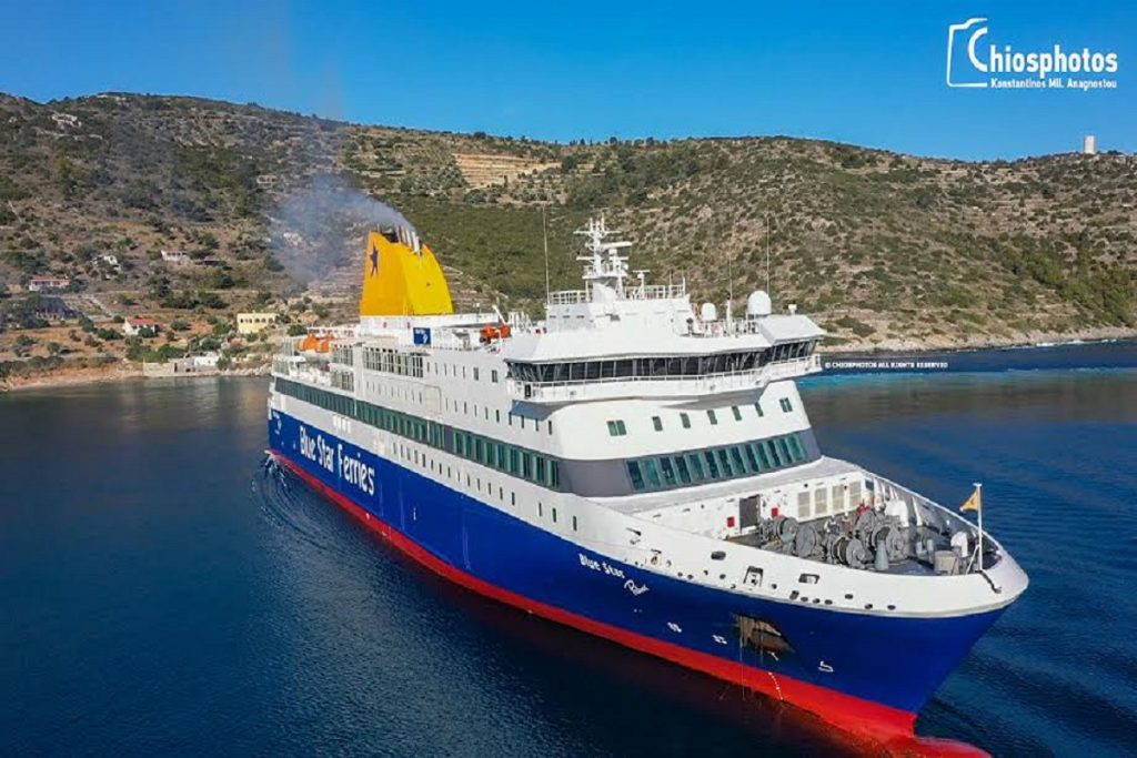 Δεξιοτεχνική μανούβρα του Blue Star Patmos στο λιμάνι Μεστών (video& photos)