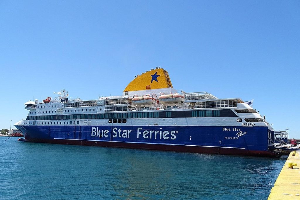 Έκτακτη προσέγγιση στην Σύρο του Blue Star Patmos για αποβίβαση ασθενούς